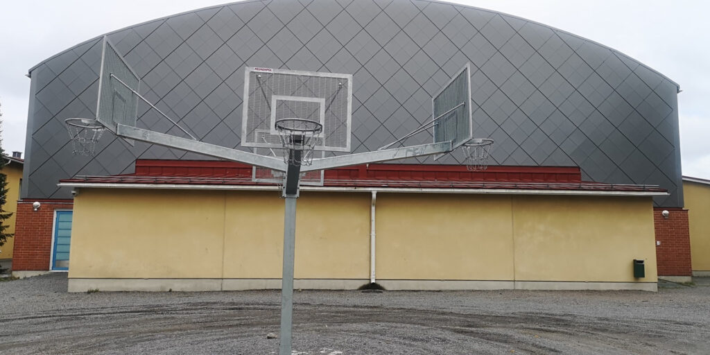 Aktivoi koulun piha! 4:llä korilla varustettu koripalloteline on täydellinen valinta koulun pihalle aktivoimaan välitunnit